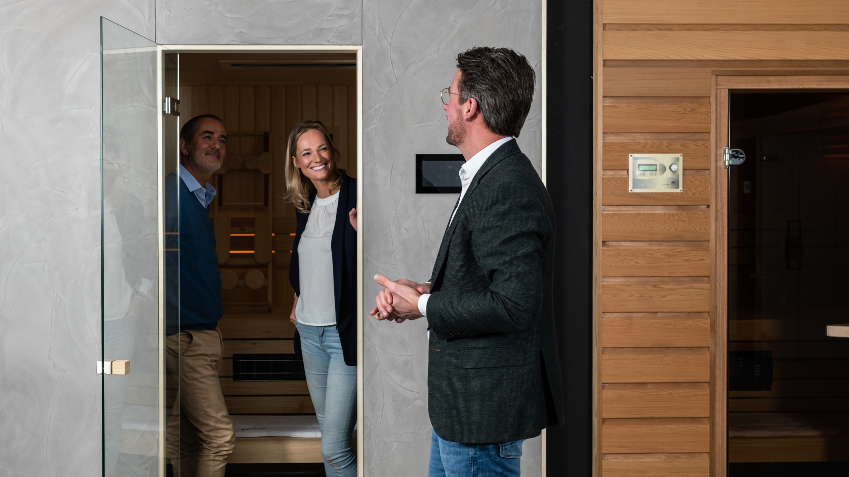 Adviseur van Welson met twee klanten in de showroom bij een maatwerk sauna