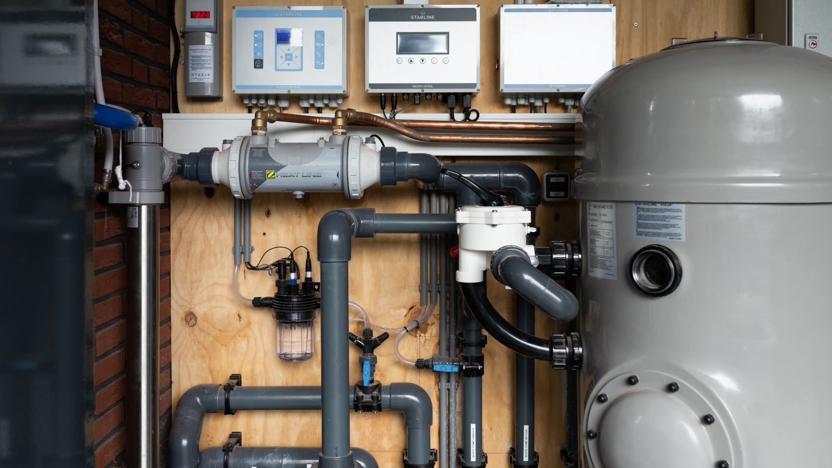 Zwembadafwerking waterbehandeling van starline techniekruimte zwembad in poolhouse