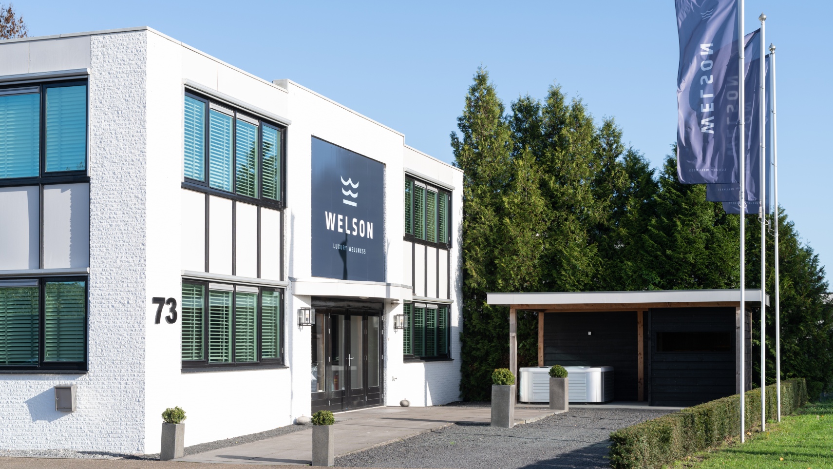 Pand van Welson van de buitenkant met logo en vlaggen