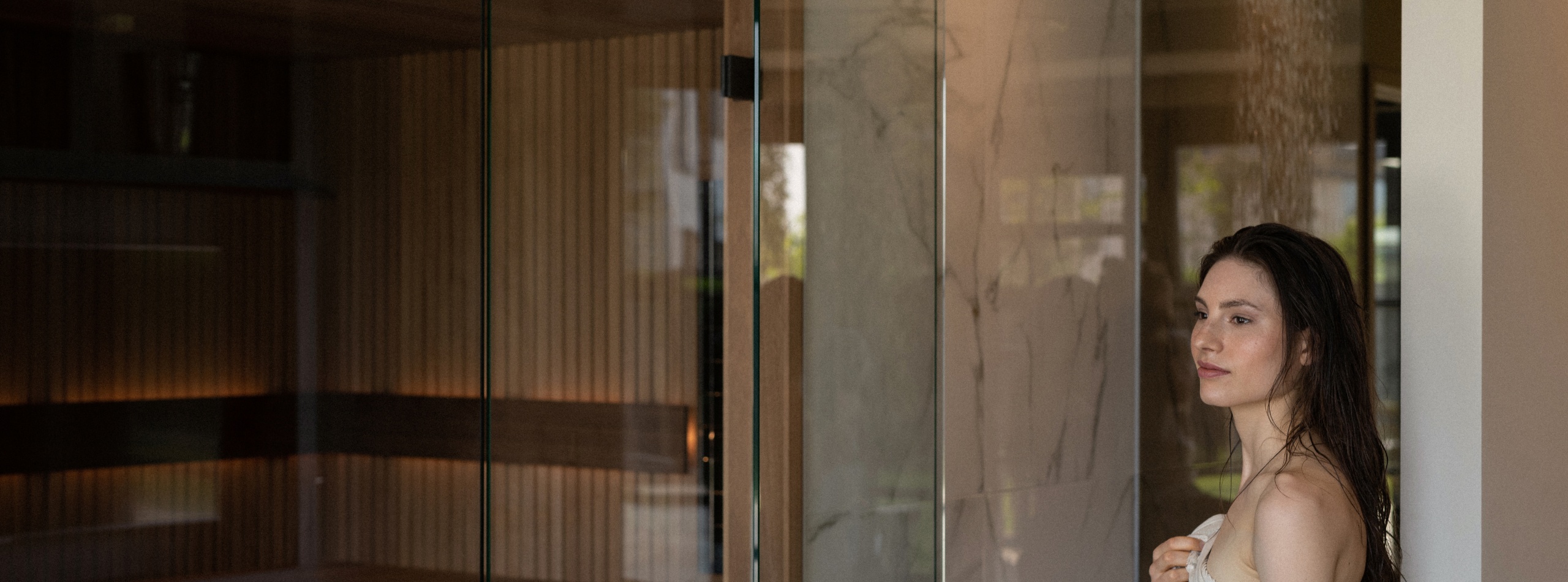 Douche en stoombad met vrouw