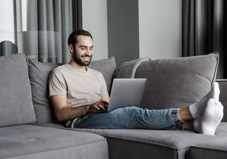 homme-installe-fauteuil-entretien-liberte