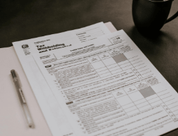 Купчина финансови документи върху маса