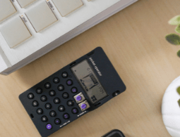 Счетоводен калкулатор върху дървена маса