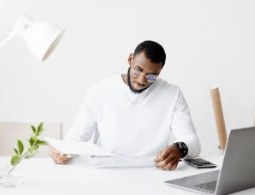 Лице, фокусирано върху счетоводни дейности в офис