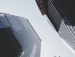 Снимка, направена от земята и насочена към небето между две френски сгради