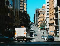 Натоварена улица в голям европейски град