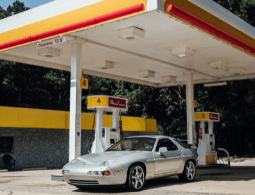 Европейска бензиностанция със зареждащ автомобил