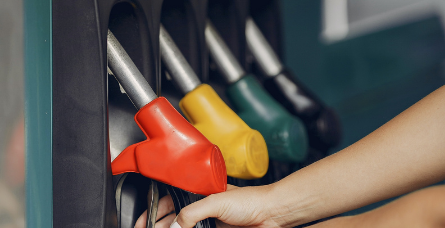 Fotografie a mai multor pompe de benzină la rând.