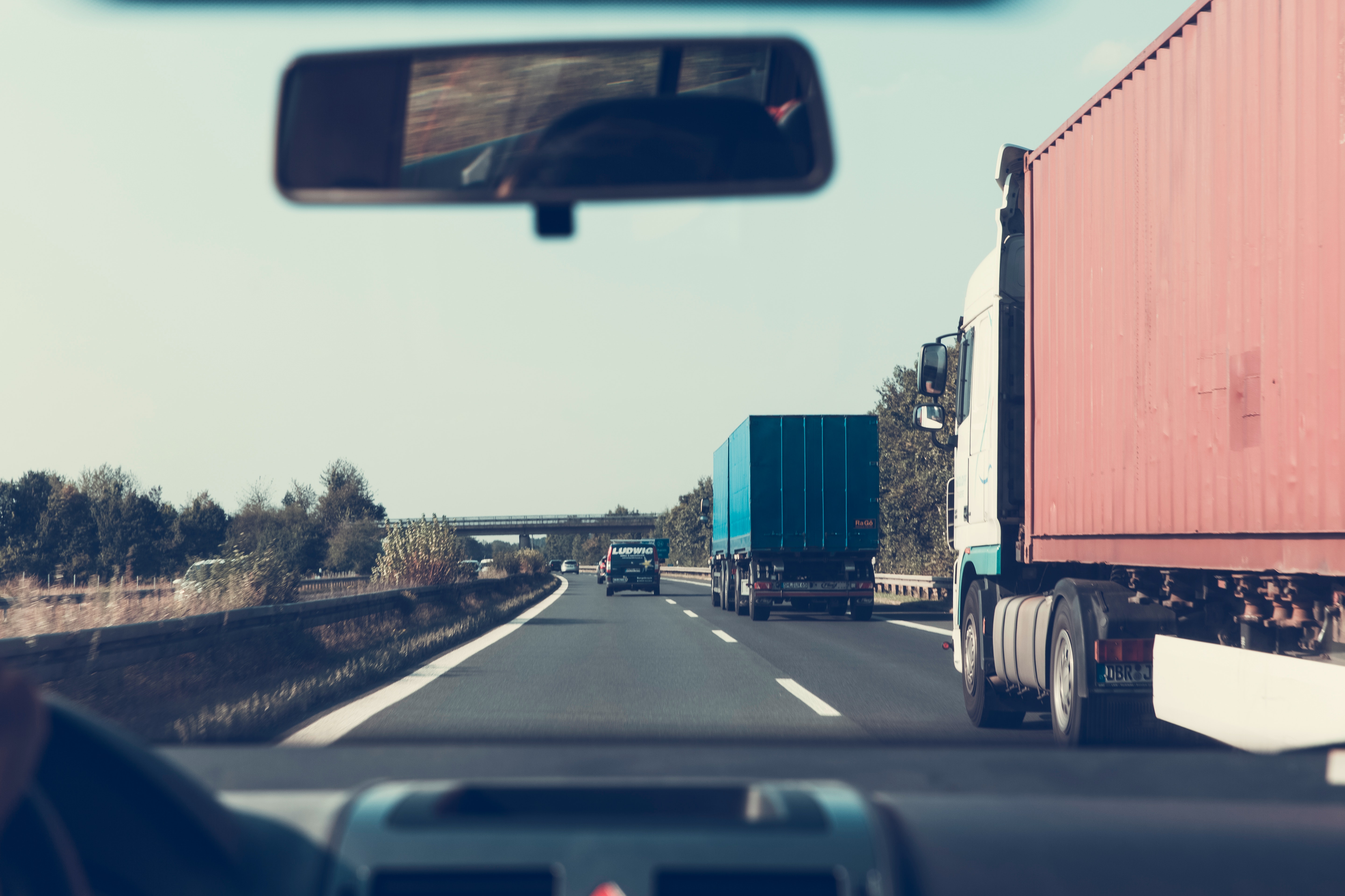 Photo d'une vue conducteur depuis un pare-brise sur la route