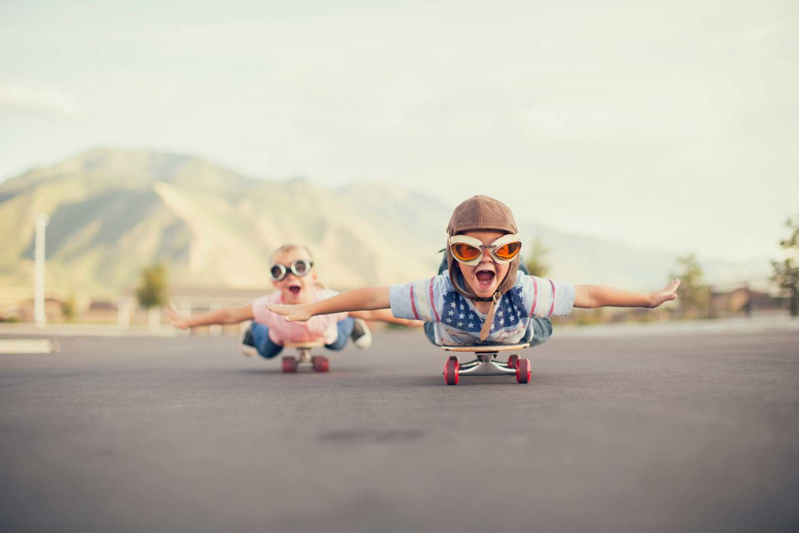 Fotografía de niños corriendo en monopatín