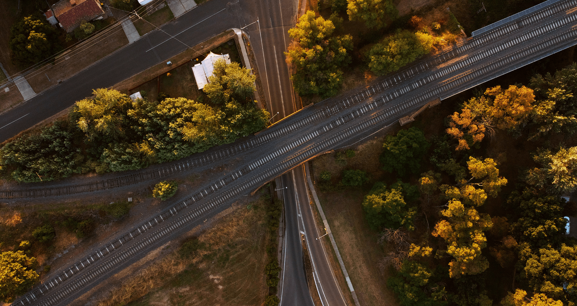 Vue d'un pont routier par le ciel sous un soleil couchant